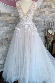 Beautiful Sleeveless V-Neck A-Line White Lace Long Tulle Wedding Dresses with Appliques