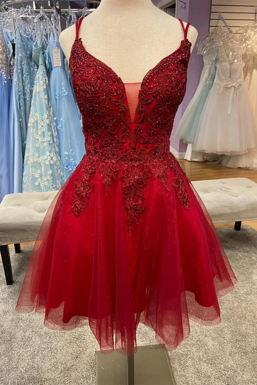 Red V-Neck Backless A-Line Short Tulle Homecoming Dresses with Appliques