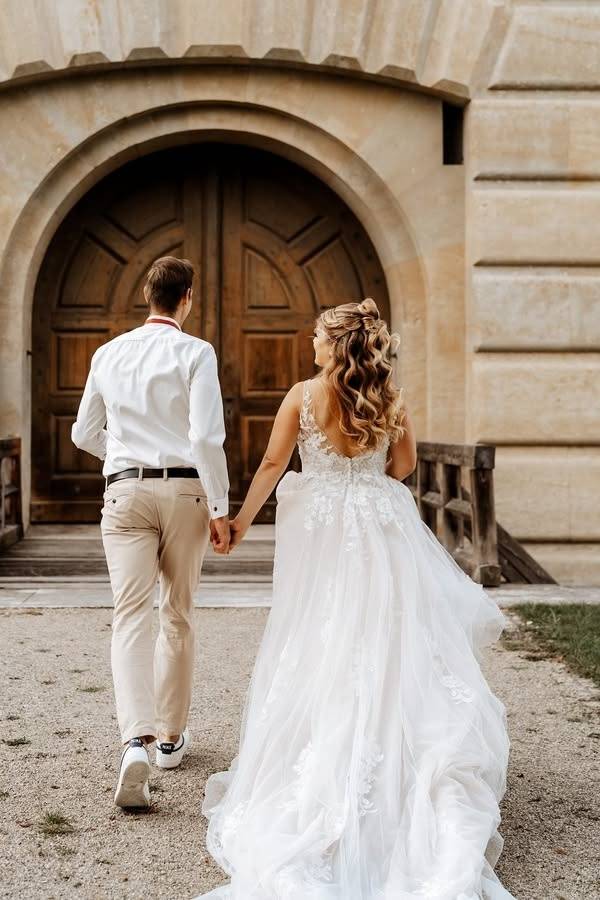 Beautiful V-Neck Sleeveless A-Line Tulle Wedding Dresses with Appliques