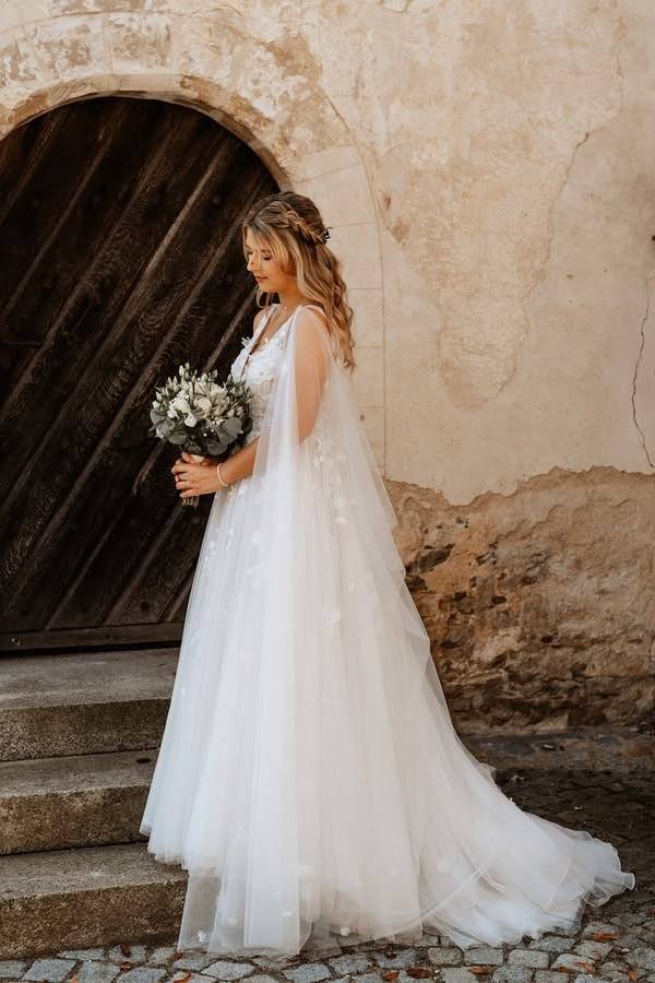 White Sexy V-Neck Backless A-Line Tulle Wedding Dresses with Watteau Train