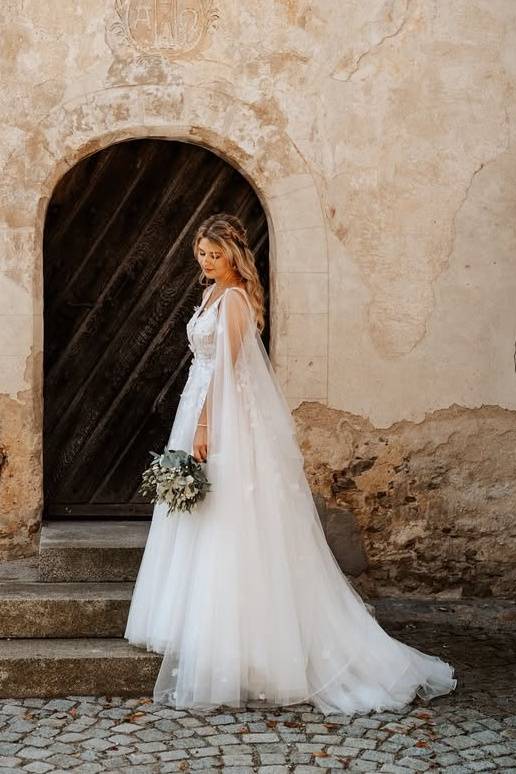 White Sexy V-Neck Backless A-Line Tulle Wedding Dresses with Watteau Train