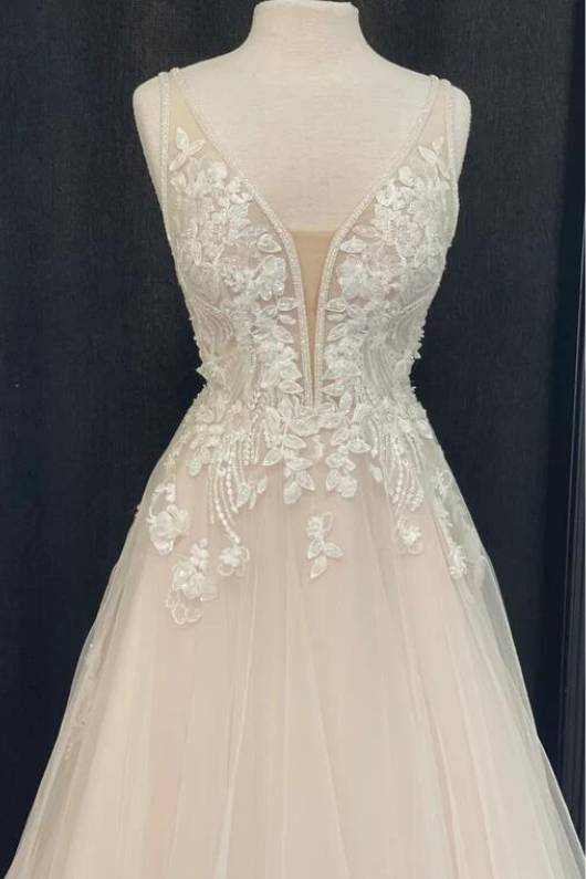 White V-Neck Sleeveless A-Line Tulle Wedding Dresses with Appliques