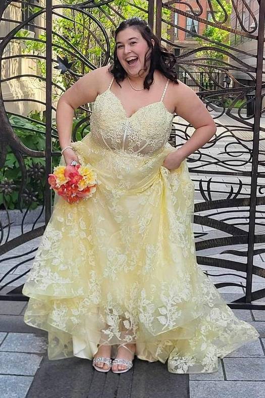 Daffodil Plus Size A-Line Lace V-Neck Prom Dresses with Appliques