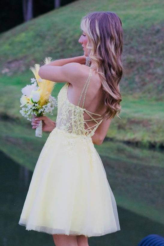 Yellow V-Neck A-Line Tulle Homcoming Dresses with Appliques