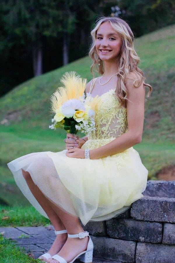 Yellow V-Neck A-Line Tulle Homcoming Dresses with Appliques