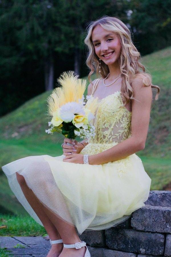 Yellow V-Neck A-Line Tulle Homcoming Dresses with Appliques