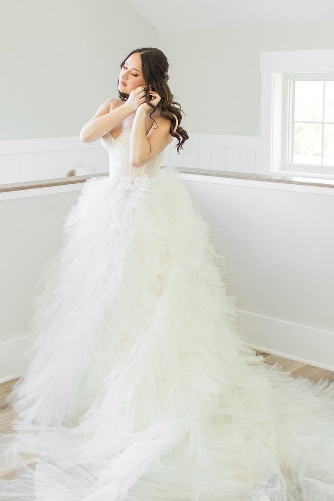 Elegant Sweetheart A-Line Tulle Long Wedding Dresses with Ruffles